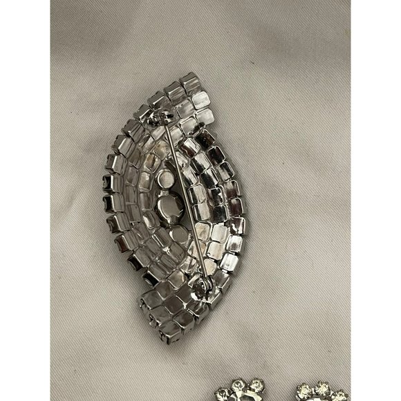 Vintage Rhinestone Encrusted Brooch and 2 Pairs Rhinestone/Bead Clip-on Earrings - Picture 12 of 12